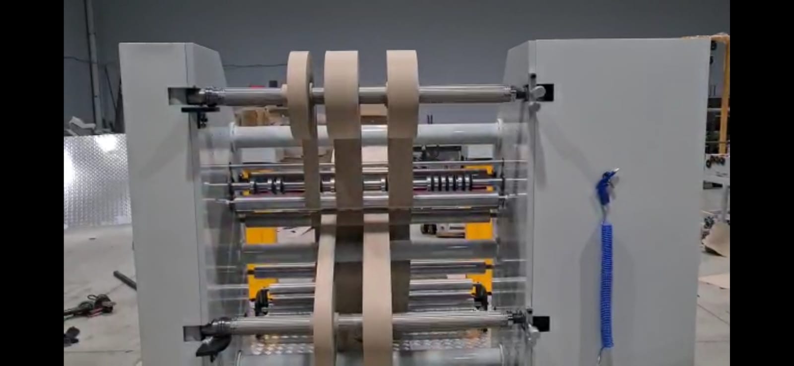 آلات قطع لفائف الورق