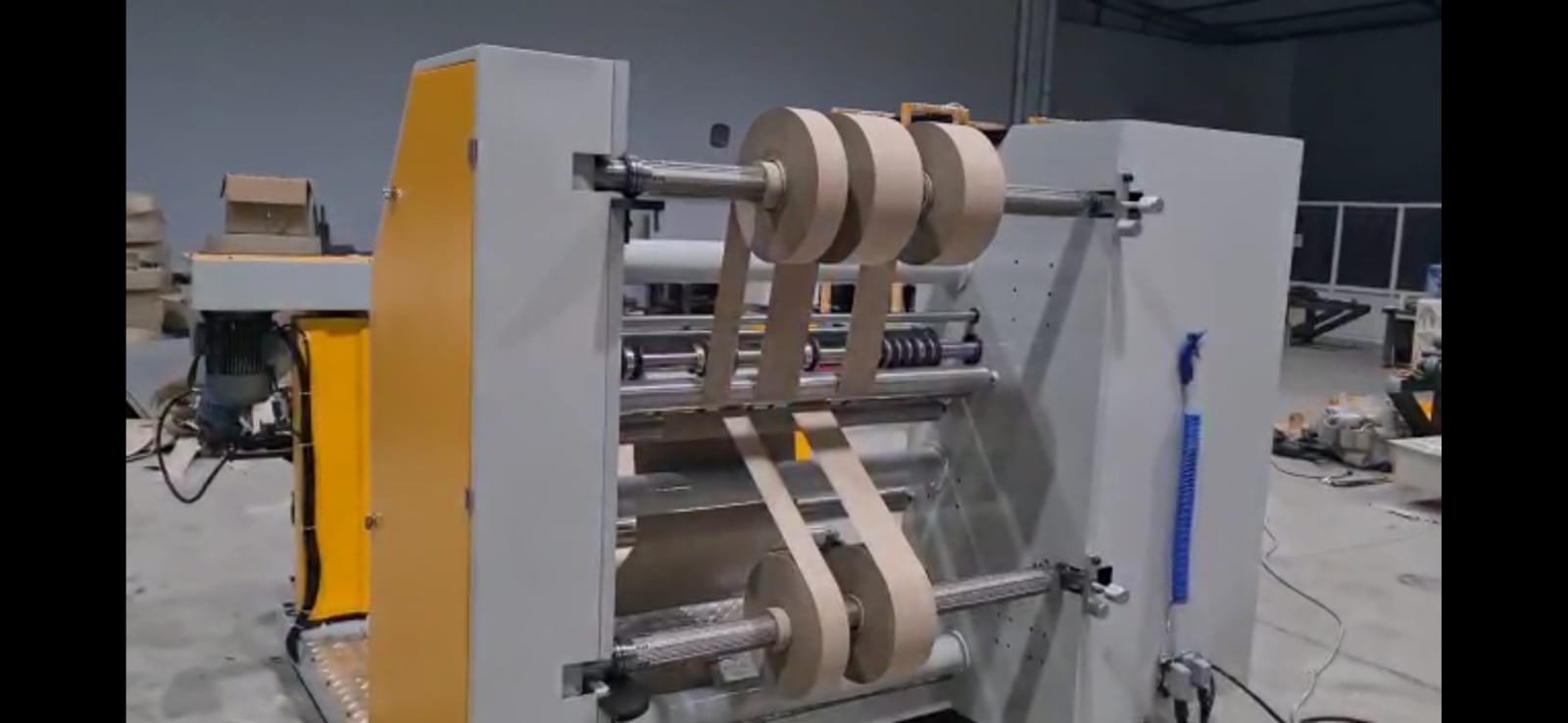 آلات قطع لفائف الورق