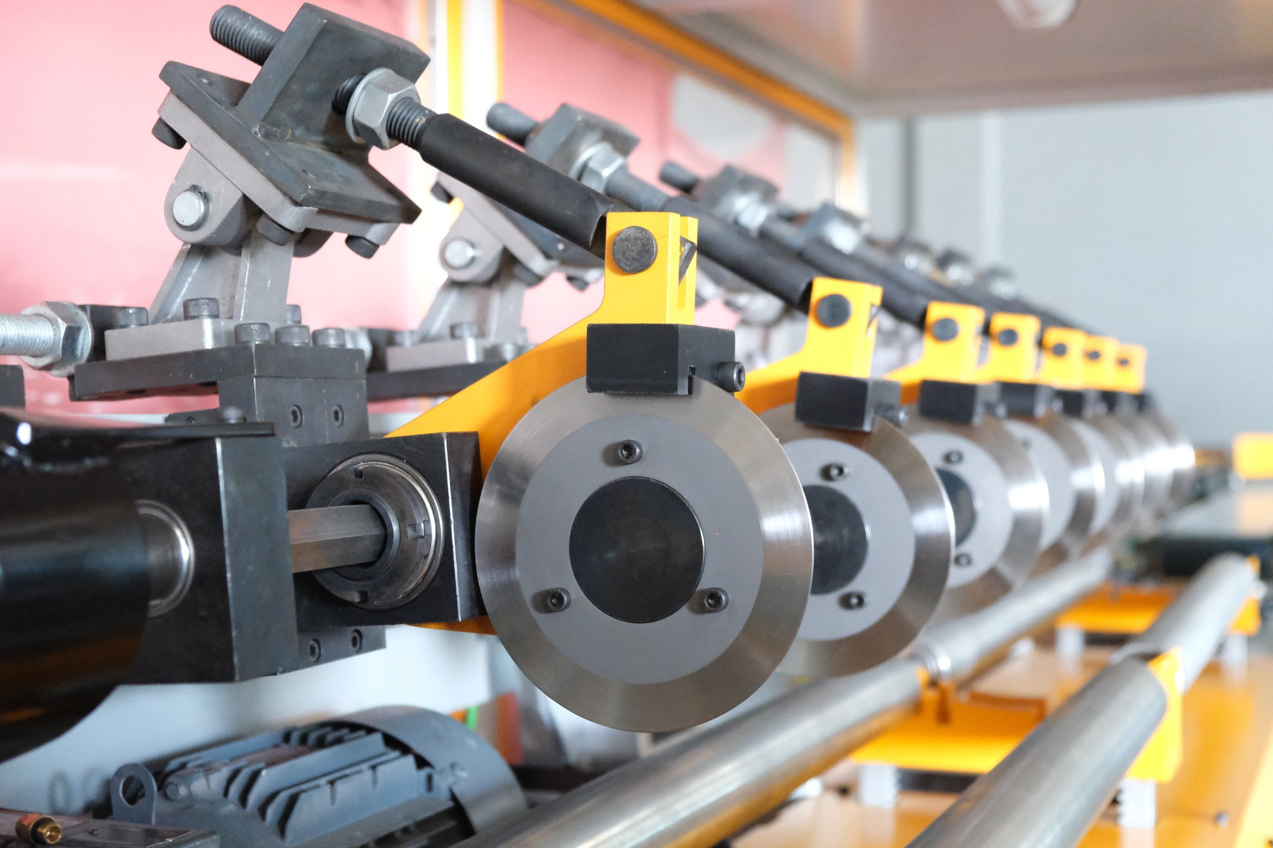 машина для производства многоножевых спиральных бумажных труб